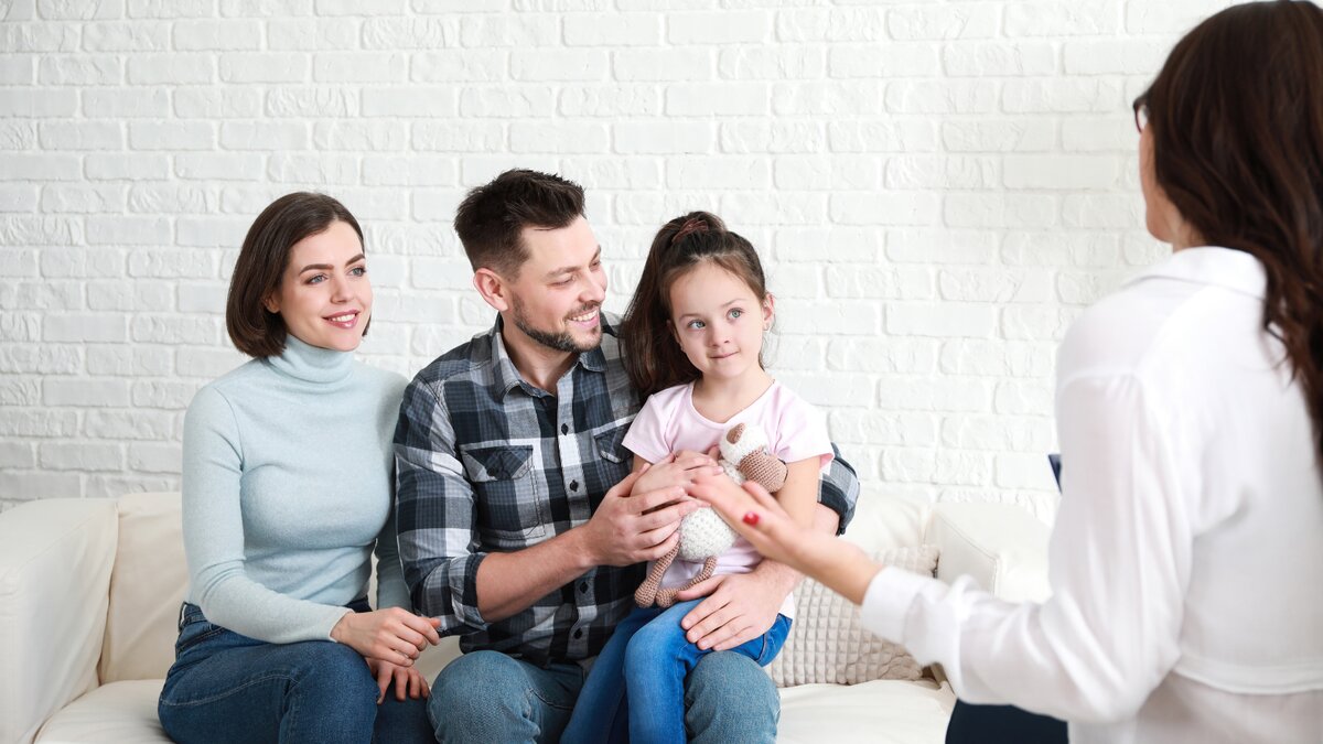 Ilustración de una familia reunida en el salón de casa