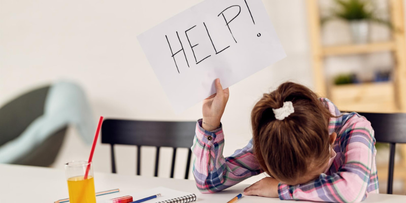 chica llorando por volver al colegio. Consejos para ayudar y hacer una vuelta al cole más amena